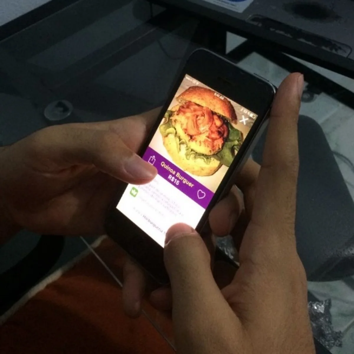 Registro de uma pessoa explorando o protótipo VegAM em um celular